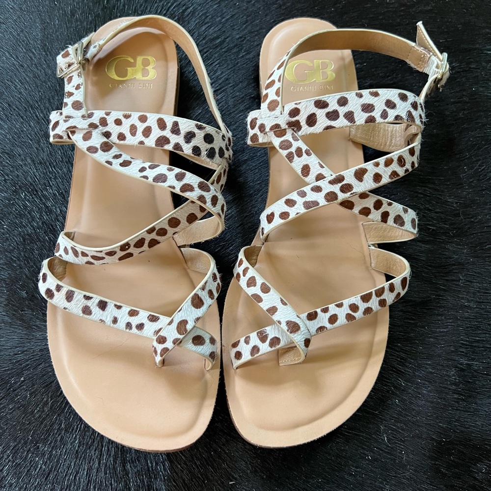 Gianni Bini white & tan leopard print flat sandals. Size 8.5
